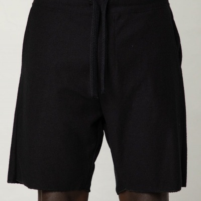 Calções pretos para homem com cordão e bolso pequeno.