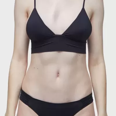 Conjunto lingerie feminino preto com soutien e cueca, fundo branco