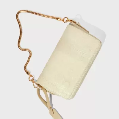 Carteira bege texturizada com alça dourada de corrente