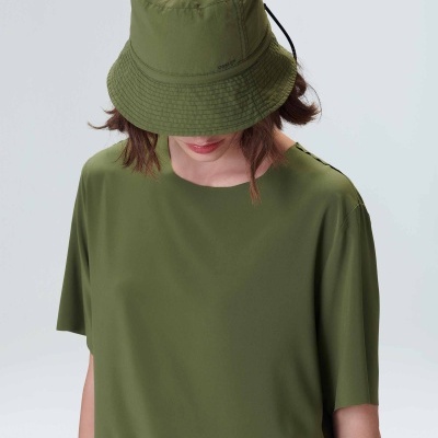 Pessoa com chapéu bob verde oliva e t-shirt verde oliva