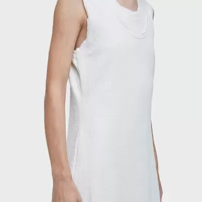 Vestido branco sem mangas com textura leve e gola redonda