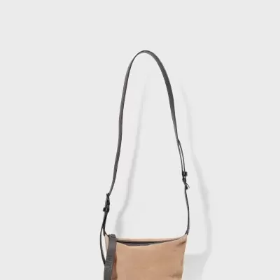 Mala castanha clara em pele com alça preta ajustável e fita preta com relevo