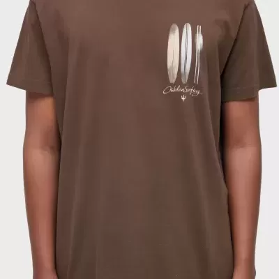 T-shirt castanha com estampado de pranchas de surf e texto Osklen Surfing