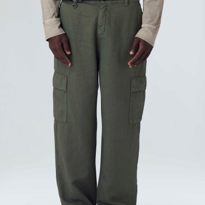 Calças cargo verdes com bolsos laterais, cinto preto e camisola bege