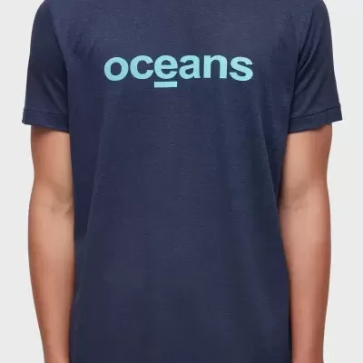 T-shirt azul escura de manga curta com texto azul claro