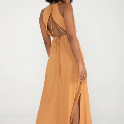 Vestido comprido castanho claro com decote nas costas e abertura lateral