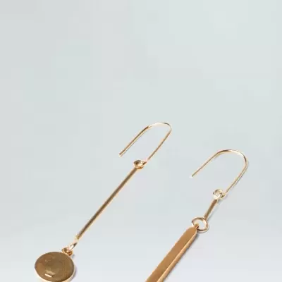 Par de brincos dourados assimétricos com pendentes redondo e barra.