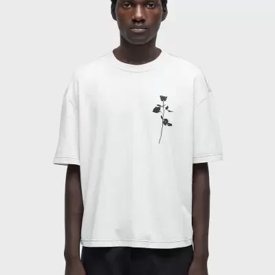 T-shirt branca com rosa preta estampada no peito