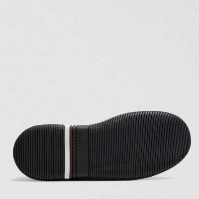 Sola preta de sapato com riscas brancas e vermelhas e texto OXKEN