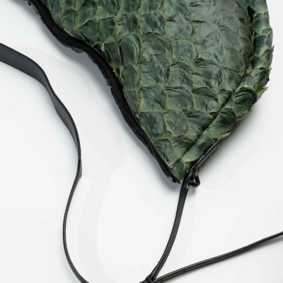 Mala verde com padrão de escamas e alça fina preta