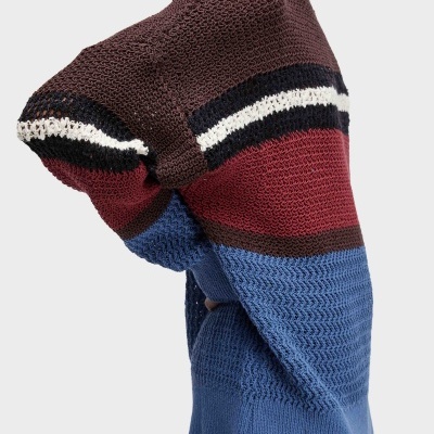 Suéter de malha grossa com padrão em blocos de cor castanho, preto, branco, vermelho e azul com gola alta