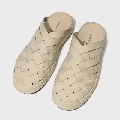 Par de sandálias bege com padrão em trança e sola branca