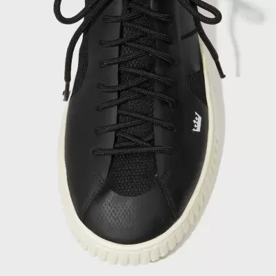 Tênis preto com sola branca e atacadores pretos visto de cima