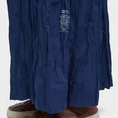 Sandálias de couro castanho com calças largas azul escuro