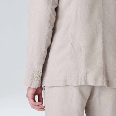 Trench coat bege claro com manga comprida e calças combinando