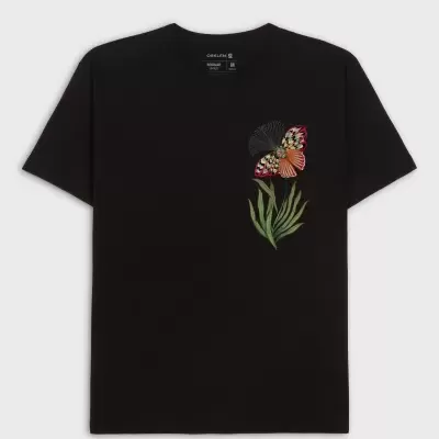 T-shirt preta com estampado de borboleta colorida sobre folhas verdes no peito