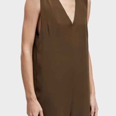 Vestido castanho sem mangas com decote em V profundo