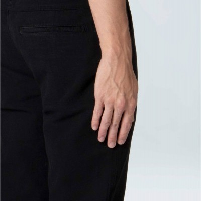 Calças pretas com bolso traseiro embutido vista de lado em fundo claro