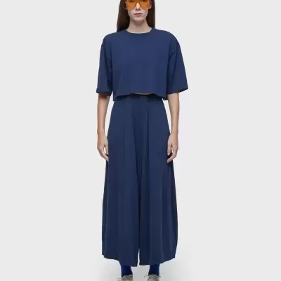 Conjunto feminino azul escuro com t-shirt, calças largas e óculos amarelos