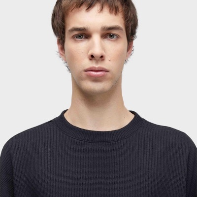 Homem com camisola preta de malha