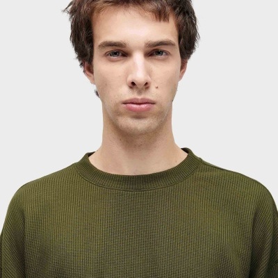 Camisola de malha verde oliva com padrão quadrado em modelo frontal