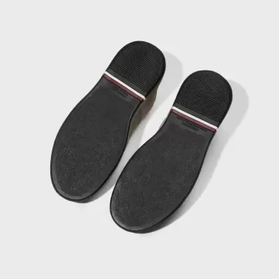 Solado preto antiderrapante de sapatos com linhas vermelha e branca.