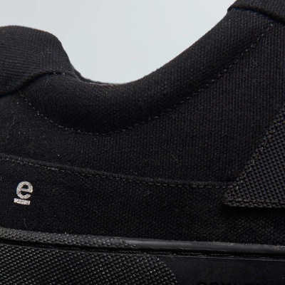 Sapatilha preta Osklen com sola de borracha e símbolo bordado