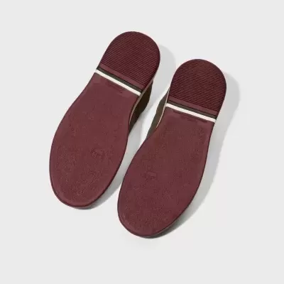 Sola de sapatos castanha avermelhada texturada vista de baixo