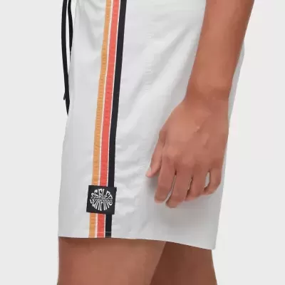 Calções de banho brancos com riscas coloridas laterais e etiqueta preta com texto branco