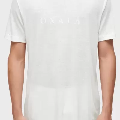 T-shirt branca com texto OXALÁ estampado