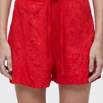 Calções vermelhos com cordão de ajuste e textura enrugada