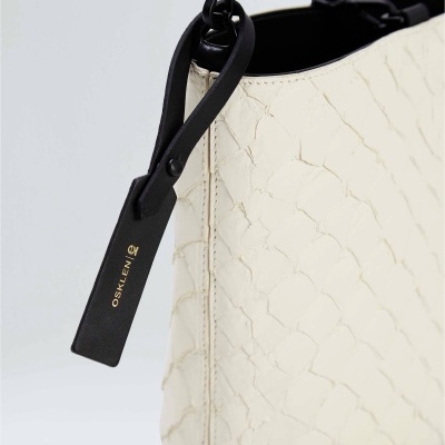 Mala creme com padrão escamas e etiqueta preta OSKLEN