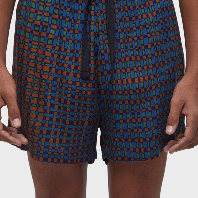 Calções masculinos com padrão geométrico em azul, verde e castanho com cordão preto na cintura.