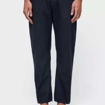 Calças azul escuro para homem com sandálias pretas e fundo branco