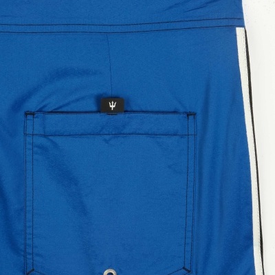 Calções azuis com bolso traseiro e selo OSKLENSURFING