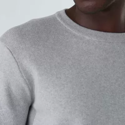 Camisola cinzenta clara de malha com gola redonda