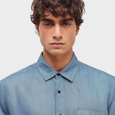 Camisa masculina azul clara com gola clássica e bolso no peito