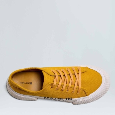 Ténis amarelo com sola branca e atacadores cor de amarelo