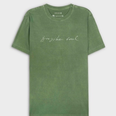 T-shirt verde com texto Brazilian soul branco e etiqueta OSKLEN