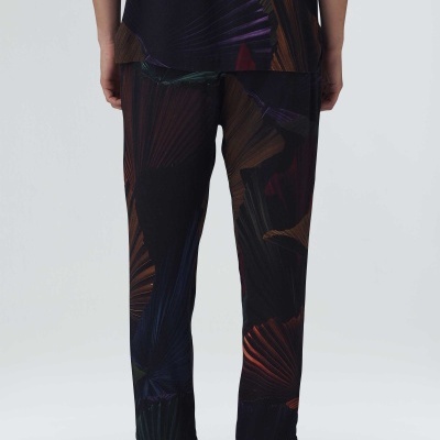 Calças compridas com padrão abstrato em tons escuros.