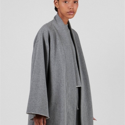 Casaco cinzento de malha com corte solto e mangas largas