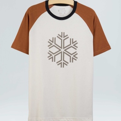T-shirt branca com mangas castanhas e floco de neve cinza no centro