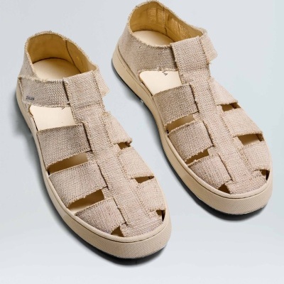 Sandálias bege de tecido com tiras largas e sola branca