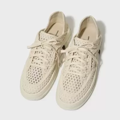 Sapatilhas brancas com padrão de malha e atacadores