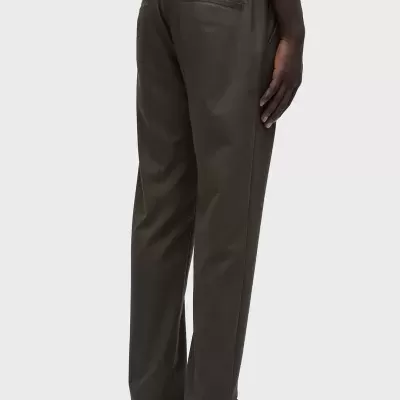 Calças castanho escuro com cintura elástica e bolso traseiro