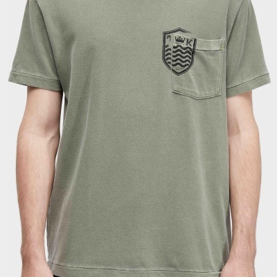 T-shirt verde caqui com bolso e brasão estampado no peito