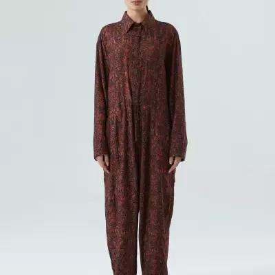 Macacão comprido estampado vermelho e castanho com sapatos castanhos