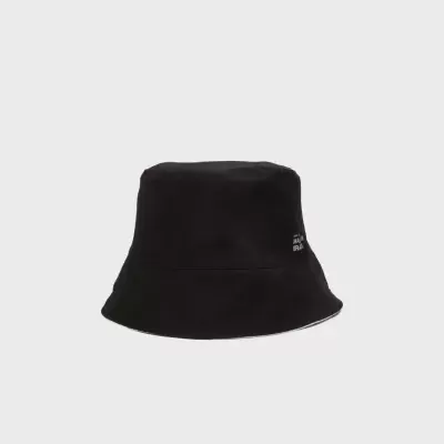 Chapéu bucket preto com logo branco de New Balance