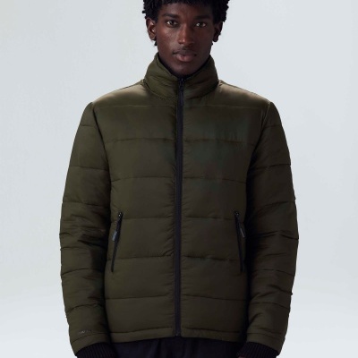 Casaco acolchoado masculino verde-oliva com fecho e bolsos pretos