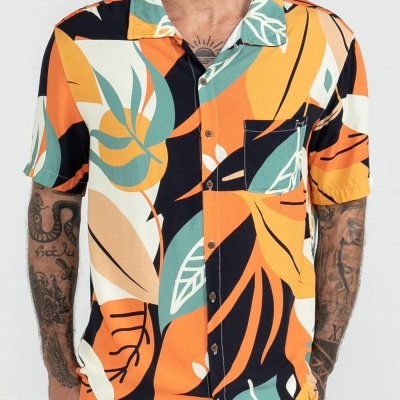 Camisa tropical colorida de manga curta com bolsos